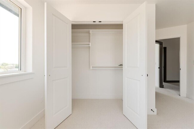 Building Photo - 1005 N Kelham Ave