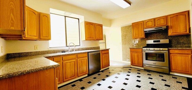 Building Photo - SUPER SPACIOUS, 3 LEVELS, 3 BONUS Rooms-SI...