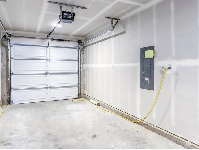 Building Photo - Beautiful, private 2 bed, 2.5 bath townhouse in Silverdale