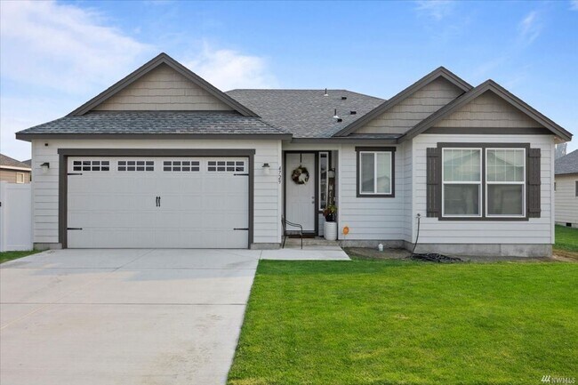 Building Photo - 3 bedroom, 2 bath house with garage