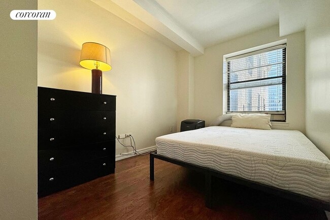 Building Photo - 150 W 51st St