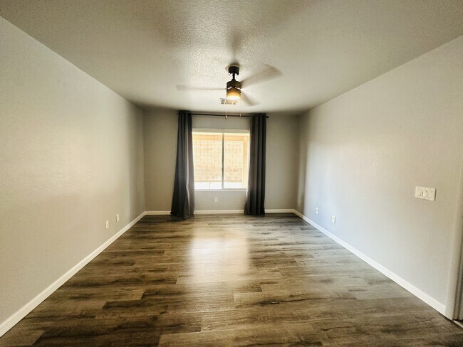 Building Photo - 10911 Vallerosa St