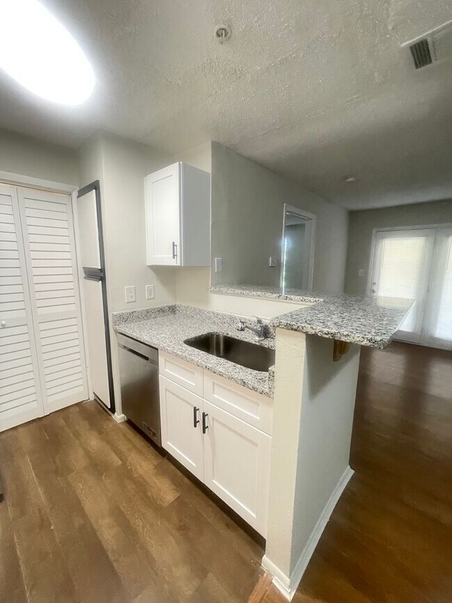 Building Photo - 1 Bed / 1 Bath Condo in Gated Comm. In Alt...