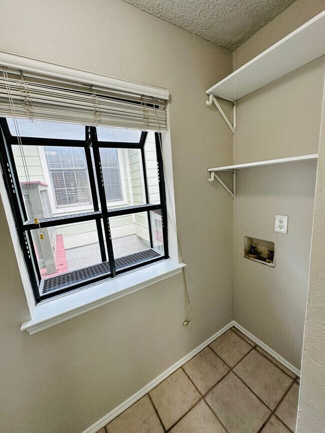 Building Photo - Charming 2BR/2BA Condo in South Congress -...