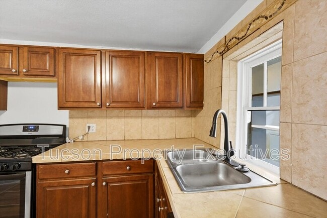 Building Photo - 837 S 8th Ave