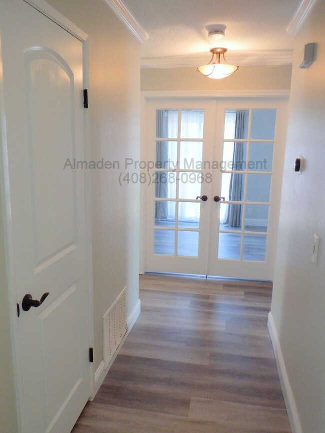 Building Photo - Updated Home, Central A/C & No Carpets! Pe...