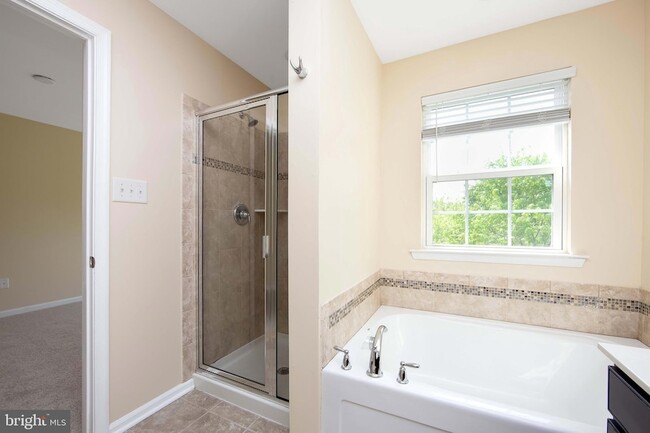 Building Photo - 421 Dogwood Dr