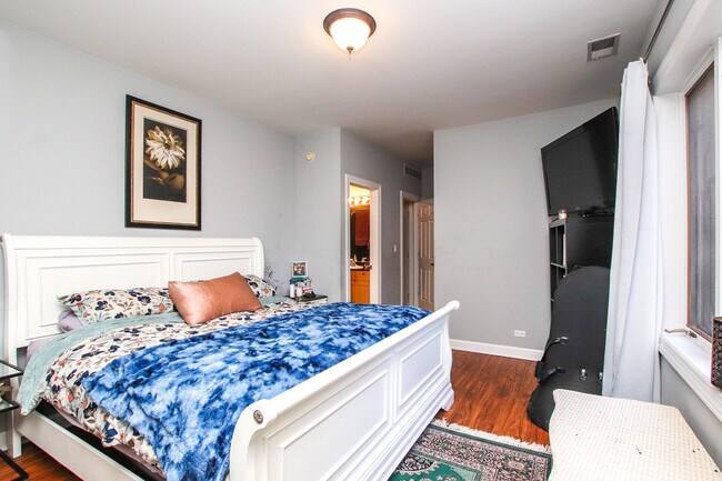 Building Photo - 838 N Racine Ave