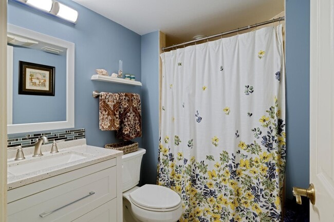 Building Photo - 6030 SE Martinique Dr