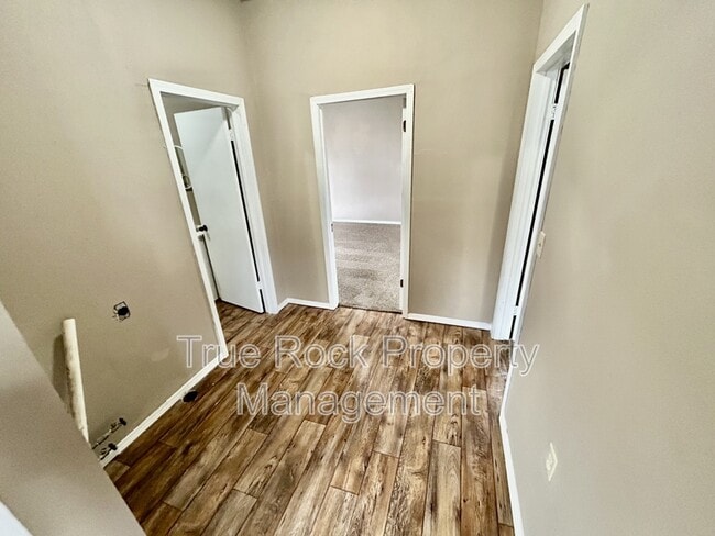 Building Photo - 716 E 9th St