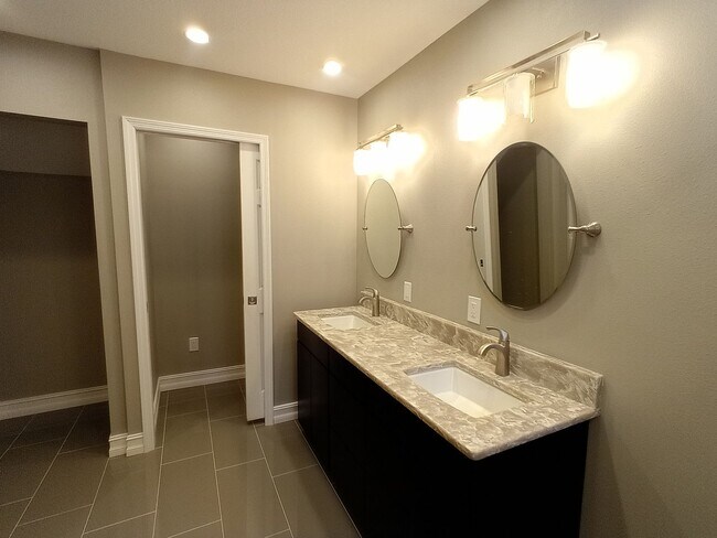 Building Photo - Discover Spacious Living in the Heart of Oviedo!