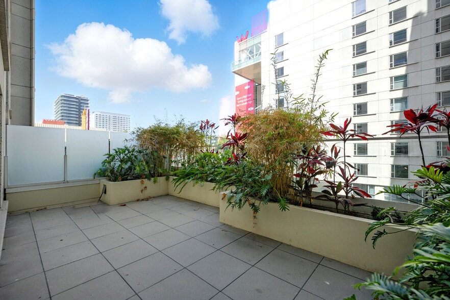 Building Photo - 6250 Hollywood Blvd