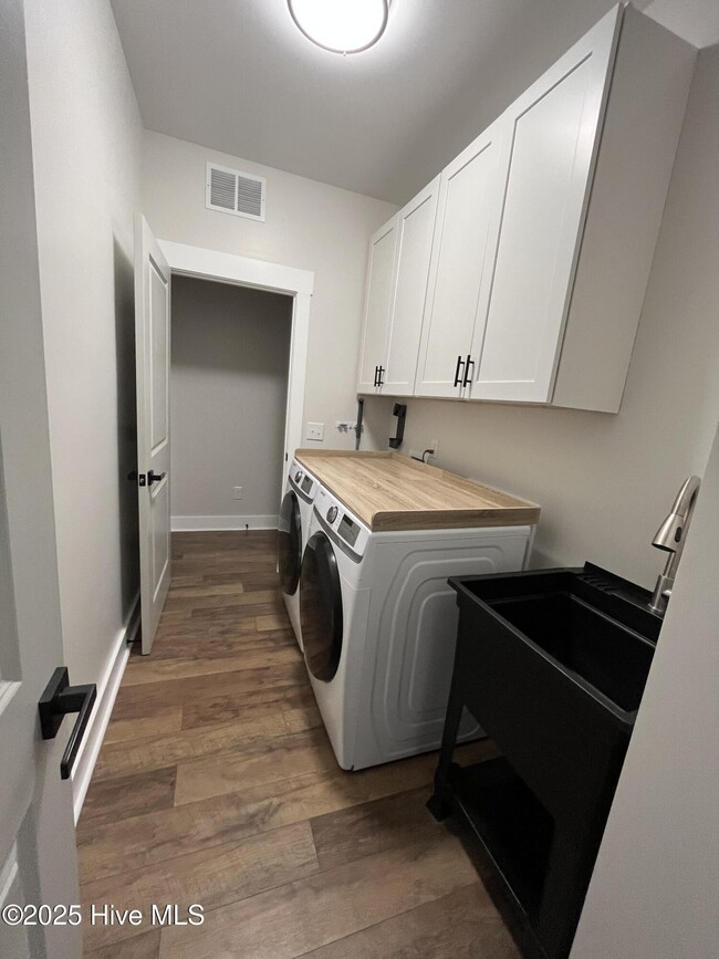 Building Photo - 604 Creekway Cir SE