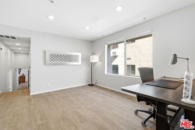 Building Photo - 1842 Greenfield Ave