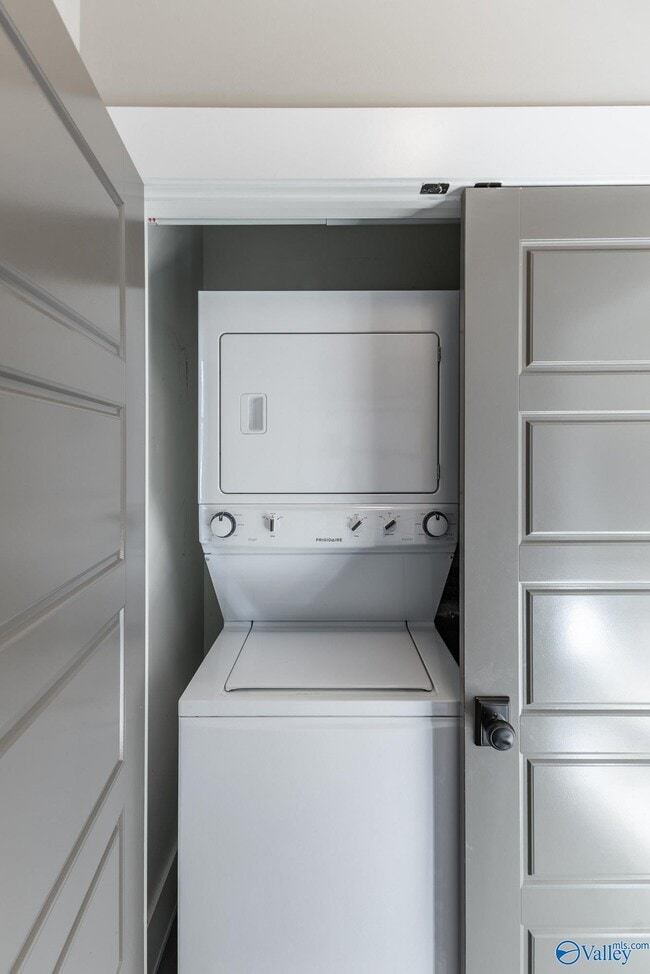 Building Photo - 32 Hillcrest Ave NW