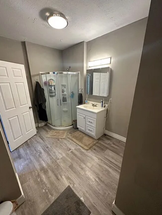 Building Photo - 5 Bedroom House Available Next to UC Campus