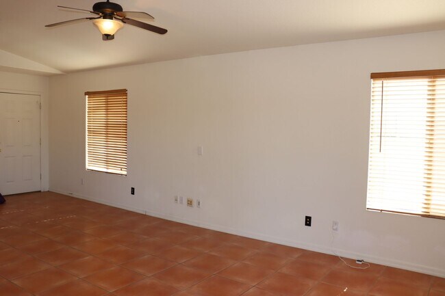 Building Photo - East Side 3 Bed 2 Bath Energy Efficient Pulte Home