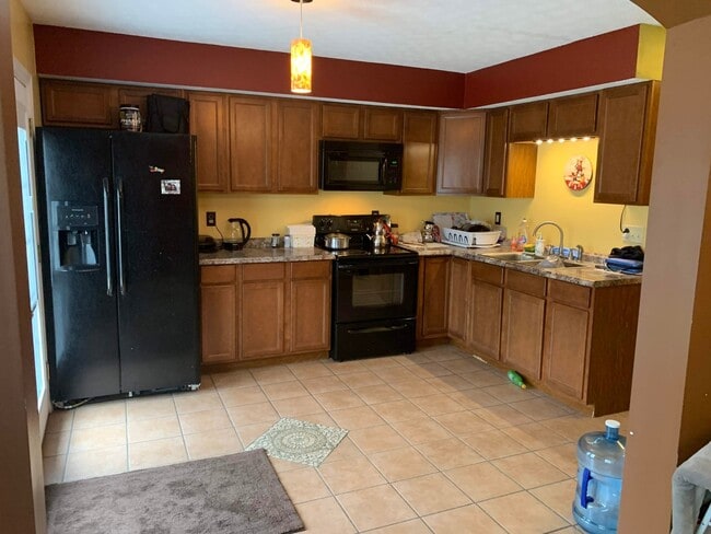 Building Photo - 3 Bedroom 3 Bath House with 2 Car Garage