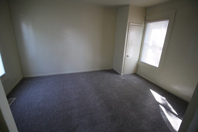 Building Photo - 3 Bedroom unit