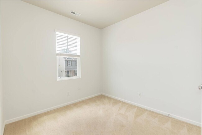 Building Photo - Three Bedroom Home!