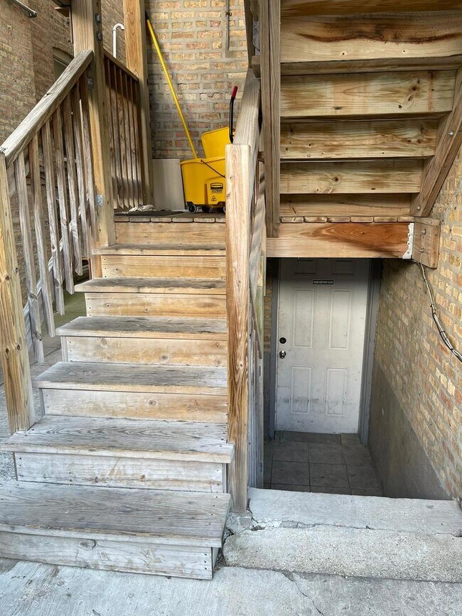 Building Photo - 5749 N Spaulding Ave