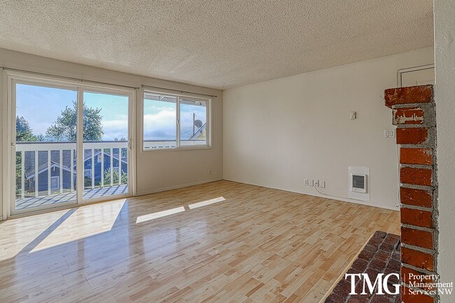 Building Photo - Cozy 2 bed 1 bath Pet Friendly Condo in Ca...