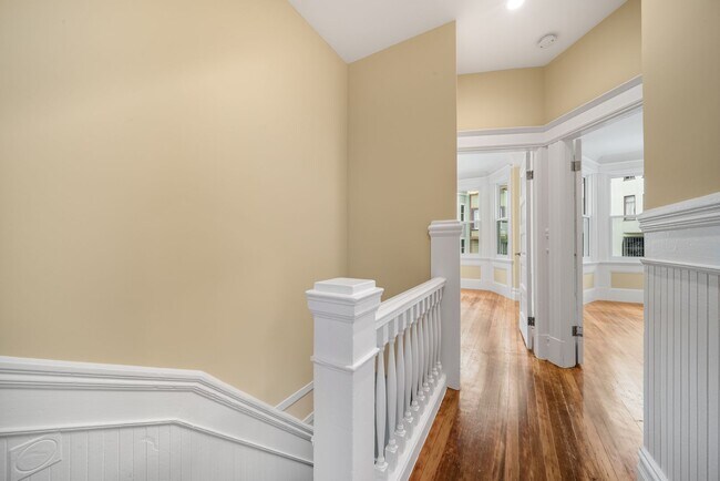 Building Photo - Remodeled pet friendly 1BR w/ shared roof deck, new kitchen, laundry