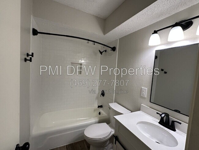 Building Photo - 2120 Blossom Ln