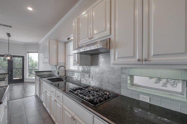 Building Photo - 9215 Spicebrush Dr