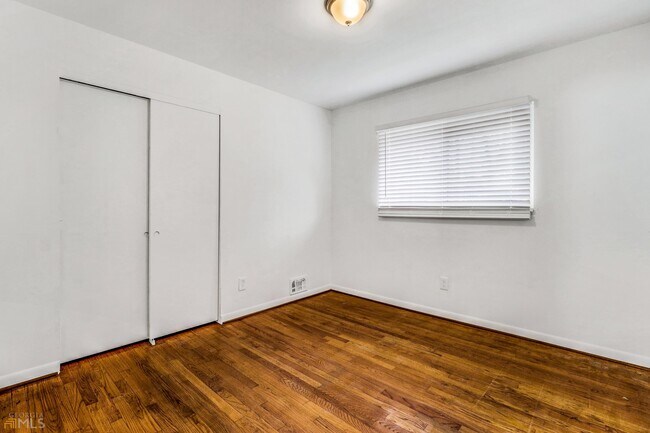 Building Photo - 2537 Bonnybrook Dr SW