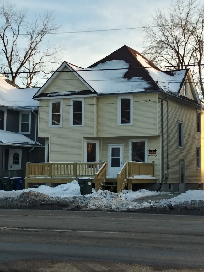 Primary Photo - 5 BEDROOM 2 BATHROOM HOUSE