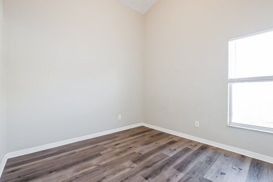 Building Photo - 2613 Deck Ave