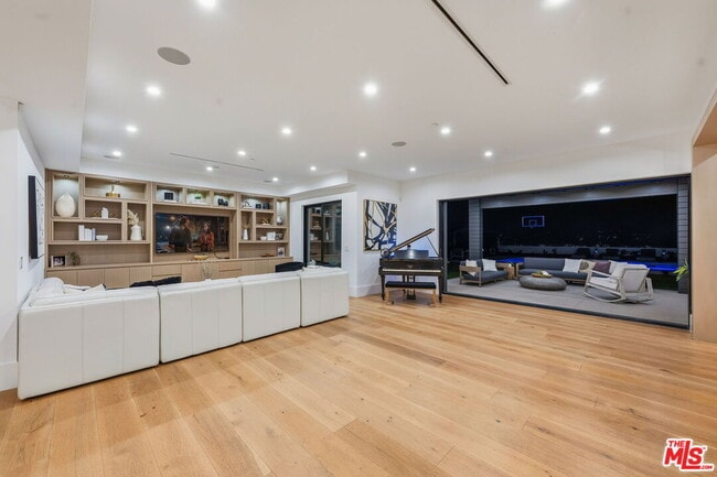 Building Photo - 16657 Oldham St