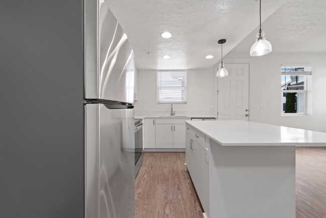Building Photo - "Discover Comfort & Style: Spacious 3-Bed,...