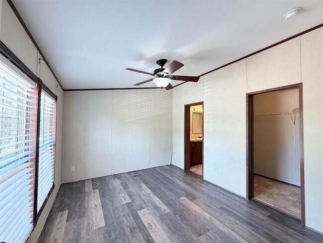 Building Photo - 157 Lakeside Dr