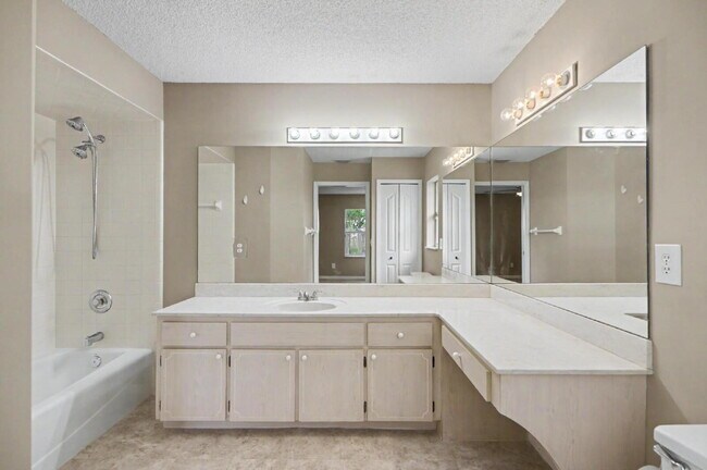 Building Photo - Charming Rental on Quiet Cul-de-Sac!