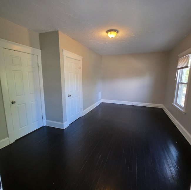 Building Photo - Single Family Home 4 Bedroom and 1 Bath Fo...