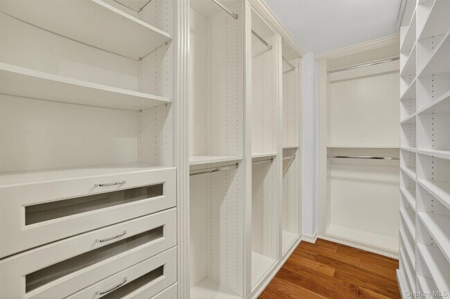 Building Photo - 5 Renaissance Square