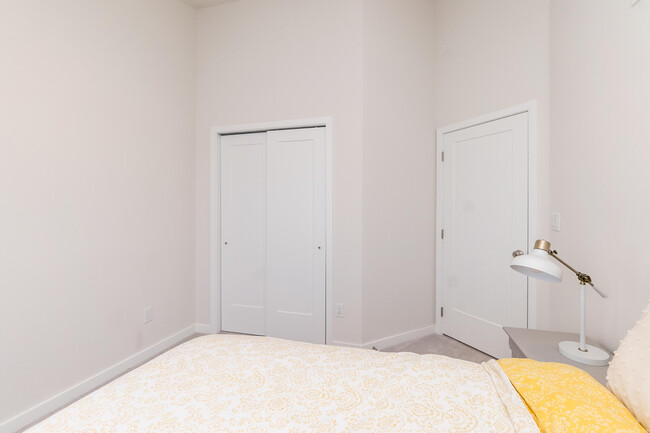 Building Photo - 2865 Rayfield Ave