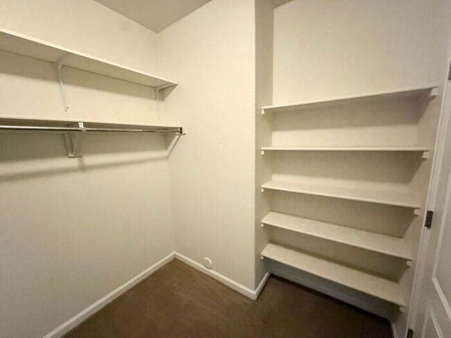 Building Photo - ***MOVE IN SPECIAL*** 2 WEEKS FREE -MUST SEE 2 Bed/2 Bath Condo in the Lakeshore at Centerra!