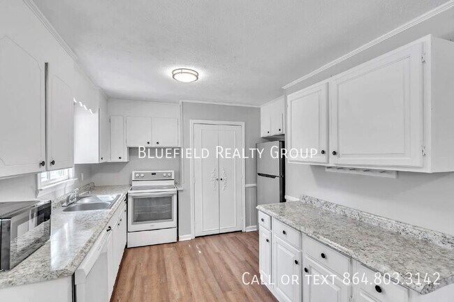 Building Photo - 107 111 River Rd Cir
