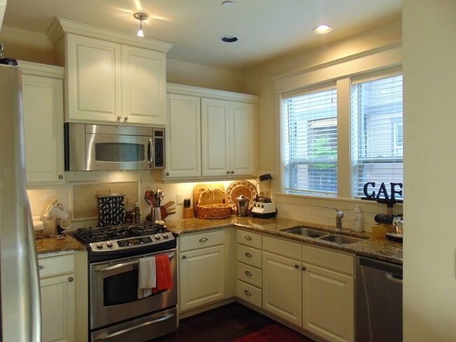 Building Photo - Cedar Mills area - 3+ Townhome nearly 2k sq ft - available now !