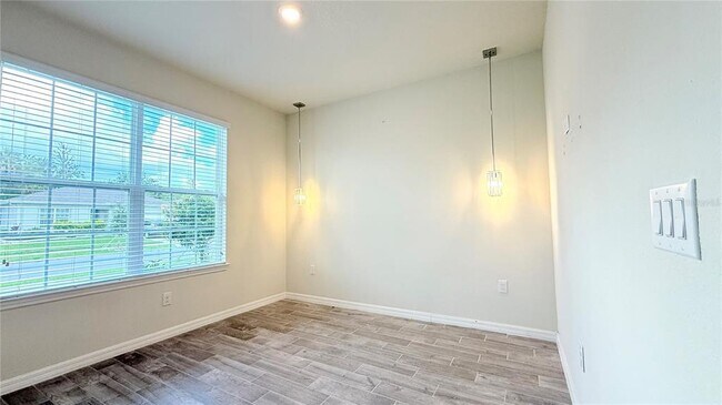 Building Photo - 4986 Royal Point Ave