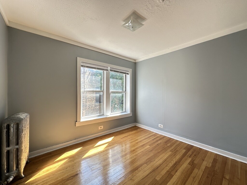 Building Photo - 5662 N Ridge Ave