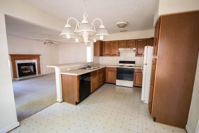 Building Photo - 4 bedroom/2.5 bathroom- Michaels Woods