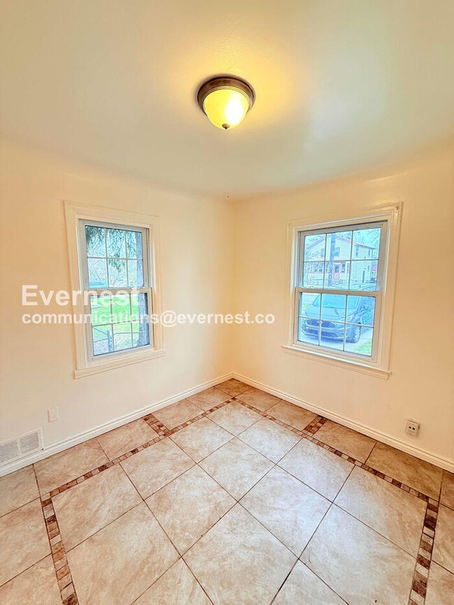 Building Photo - 25337 Ivanhoe Ave