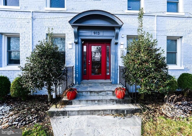 Building Photo - 913 Quincy St NE
