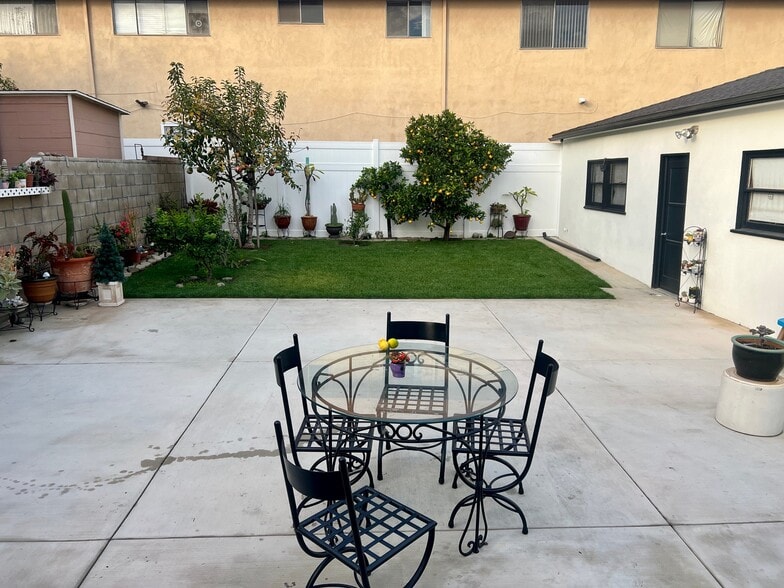 Building Photo - 525 W Plymouth St