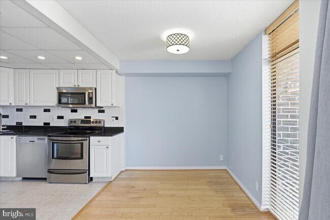 Building Photo - 1401 N Rhodes St