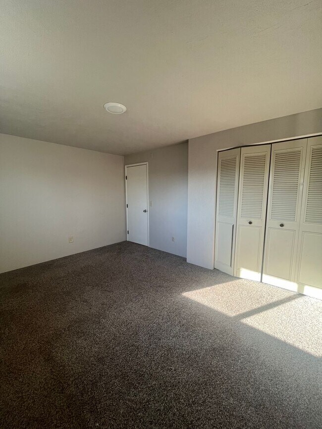 Building Photo - 2-Bedroom 1 1/2-bathroom Townhouse Style Apartment